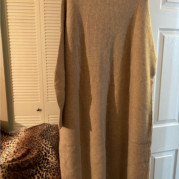 TAN LADIES SWEATER. - Picture 4 of 5
